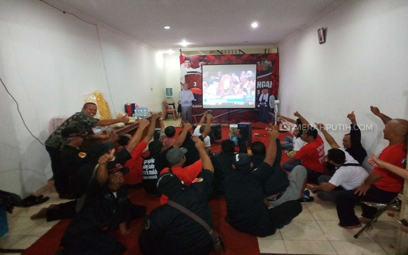  Relawan Nobar Debat Capres di Posko Pemenangan, Ibunda Jokowi Kirim Makanan dan Kopi 