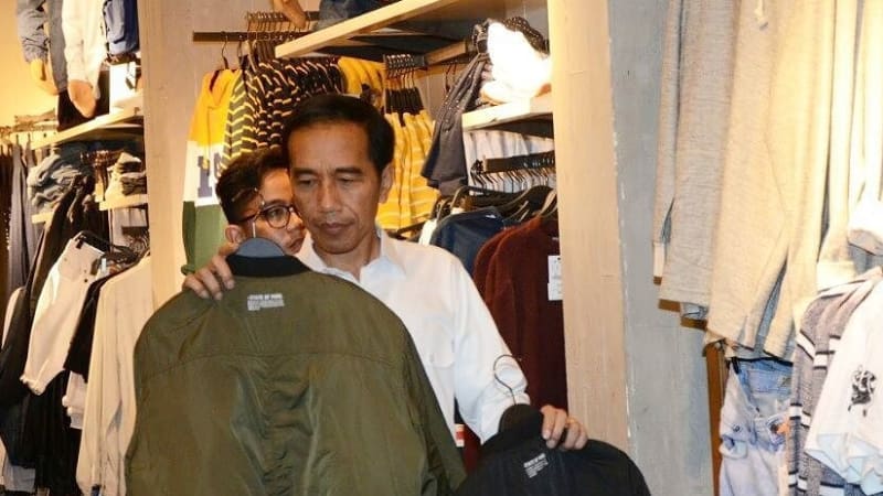 Presiden Jokowi dan jaket bomber
