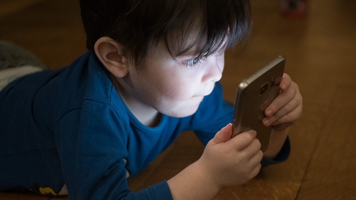 Awas! Keseringan Main Gadget Bisa Bikin Anak Depresi
