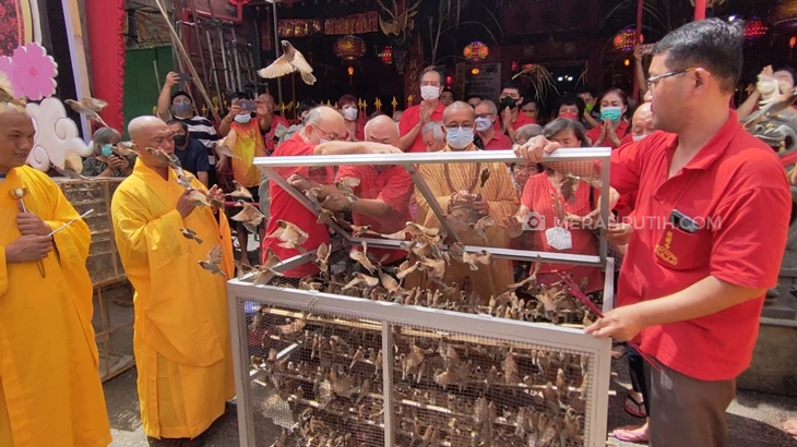 Klenteng Tien Kok Sie Gelar Ritual Tolak Bala Lepas Ratusan Burung Pipit