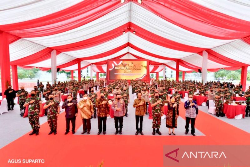 Presiden Jokowi menghadiri pembukaan Rapat Pimpinan TNI dan POLRI Tahun 2022 di Mabes TNI Cilangkap, Jakarta Timur pada Selasa (1/3/2022). (ANTARA/Agus Suparto)