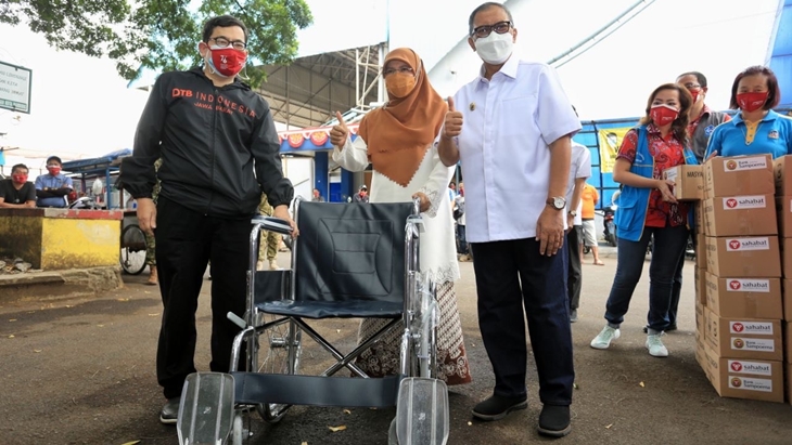 Penyerahan bantuan dari Masyarakat Tionghoa Peduli kepada Wali Kota Bandung Oded M Danial. (Foto: MP/Humas Pemkot Bandung)