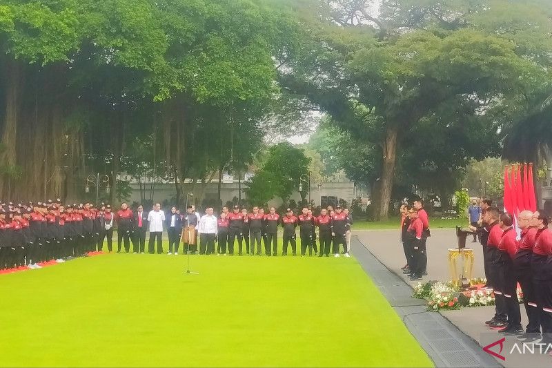 Presiden RI Joko Widodo (Jokowi) di Istana Merdeka, Jakarta, Selasa (2/5/2023), melepas keberangkatan 599 atlet beserta 230 pelatih dan ofisial, serta berbagai tim pendukung untuk berlaga di SEA Games ke-32 di Kamboja 2023 (ANTARA/Indra Arief Pribadi)