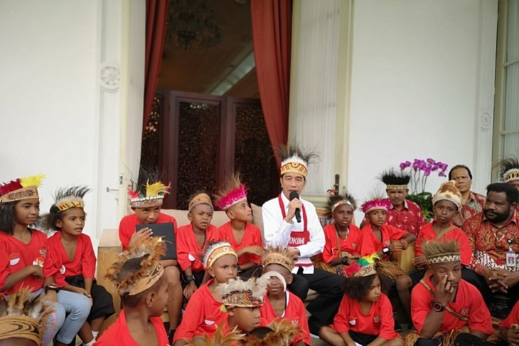 Foto Dok - Presiden Jokowi menemui perwakilan siswa SD asal Papua di Istana Merdeka Jakarta, Jumat. ANTARA FOTO/Agus Salim