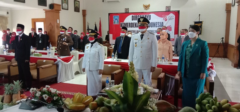 Bupati Sleman, Kustini Sri Purnomo (tengah baju putih- putih) saat upacara daring. (Foto:  Pemkab Sleman)