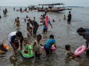 Abaikan PSBB, Warga Memadati Pantai Tanjung Pasir Tangerang Saat Libur Lebaran