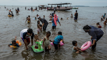 Abaikan PSBB, Warga Memadati Pantai Tanjung Pasir Tangerang Saat Libur Lebaran