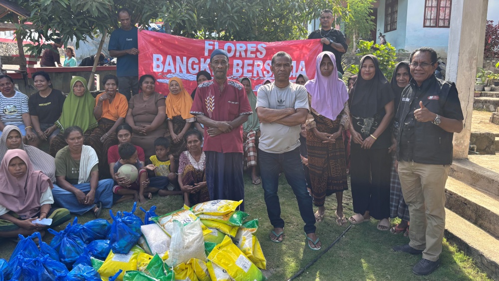 Nyalakan Pelita Kepedulian, Bantuan JHL Foundation Sentuh Lansia dan Janda Korban Gempa Ende 