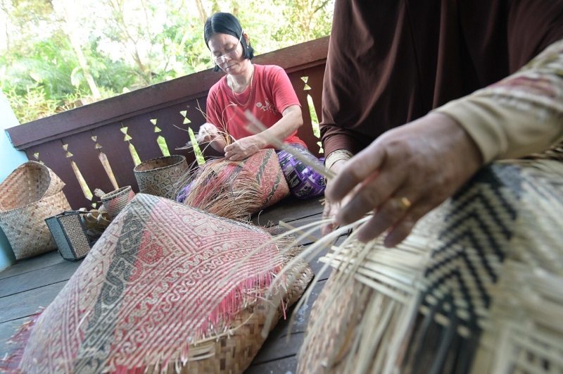 Perajin anyaman bambu Sintang Kalimantan Barat. (Foto:  Lingkar Temu Kabupaten Lestari)