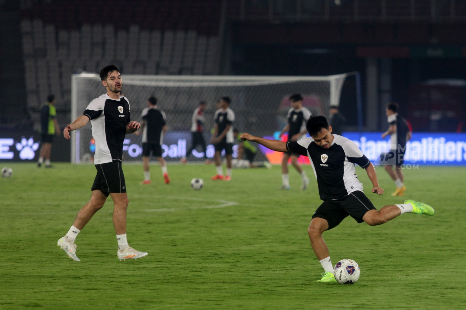 Latihan Resmi Timnas Indonesia Jelang Laga Lawan Jepang di Stadion GBK Senayan