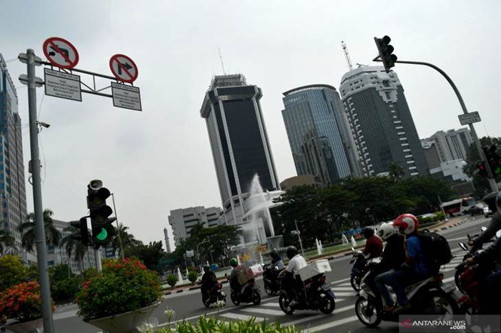 Sejumlah melintas di dekat kawasan aturan ganjil-genap, Bundaran Bank Indonesia, Jakarta, Sabtu (6/6/2020). ANTARA FOTO/Sigid Kurniawan/hp. (ANTARA FOTO/SIGID KURNIAWAN)