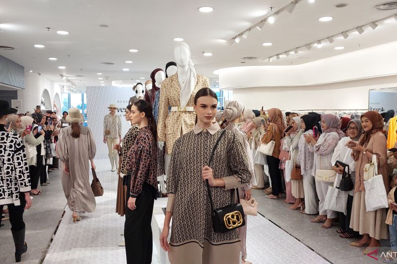 Perpaduan Katun dan Rajut dan Warna Bumi Hiasi Fashion 2024
