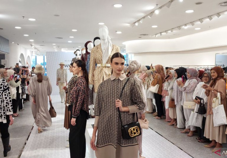 Perpaduan Katun dan Rajut dan Warna Bumi Hiasi Fashion 2024