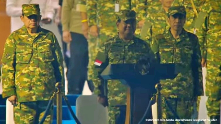 Didampingi SBY dan Jokowi, Prabowo Pimpin Parade Senja Seluruh Kepala Daerah di Bawah Guyuran Hujan