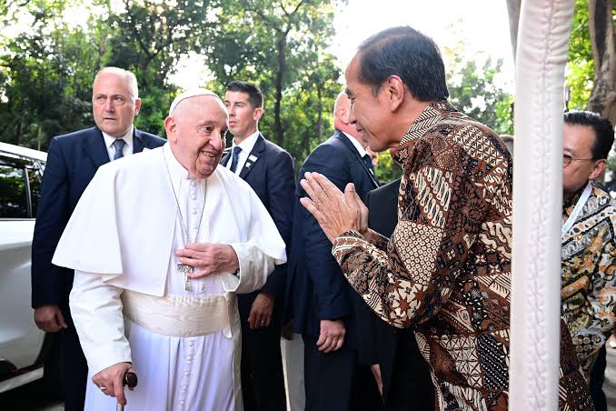 Prabowo Utus Jokowi Hadiri Pemakaman Paus Fransiskus