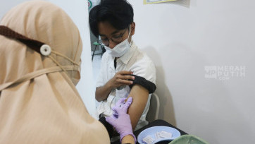 Melihat Penyuntikan Vaksinasi Influenza Flubio untuk Cegah Super flu bagi Warga di Jakarta