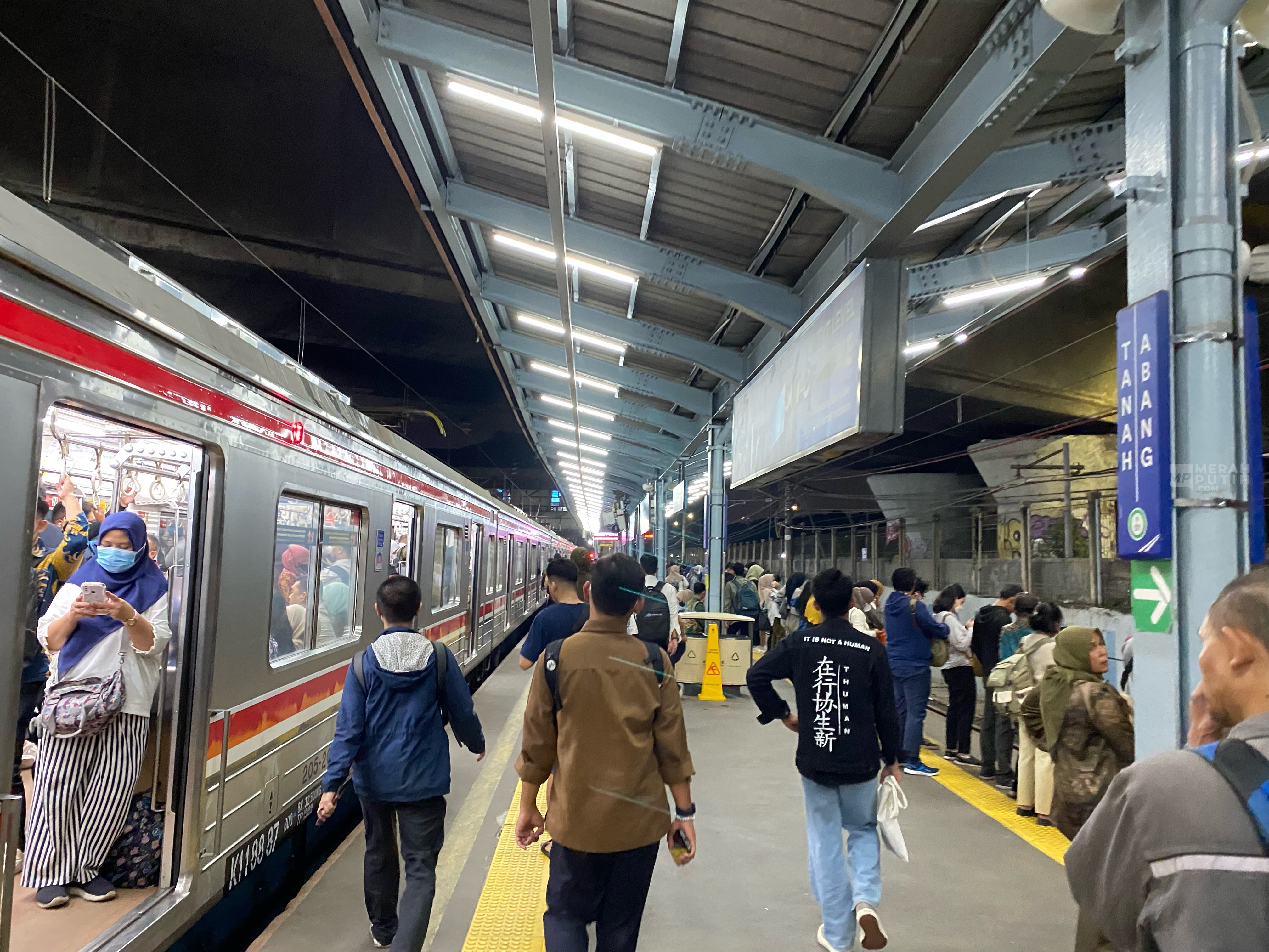 Penumpang KRL Dekati Angka 180 Juta Selama 6 Bulan Terakhir