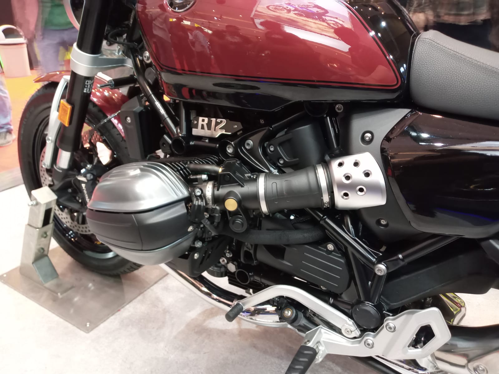 BMW R12 memadukan selera klasik dengan teknologi canggih
