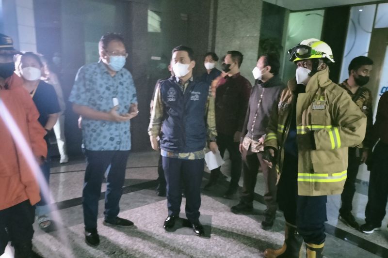 Wagub Ahmad Riza Patria saat meninjau Gedung Cyber, Mampang, Jakarta Selatan. (Foto: Antara)