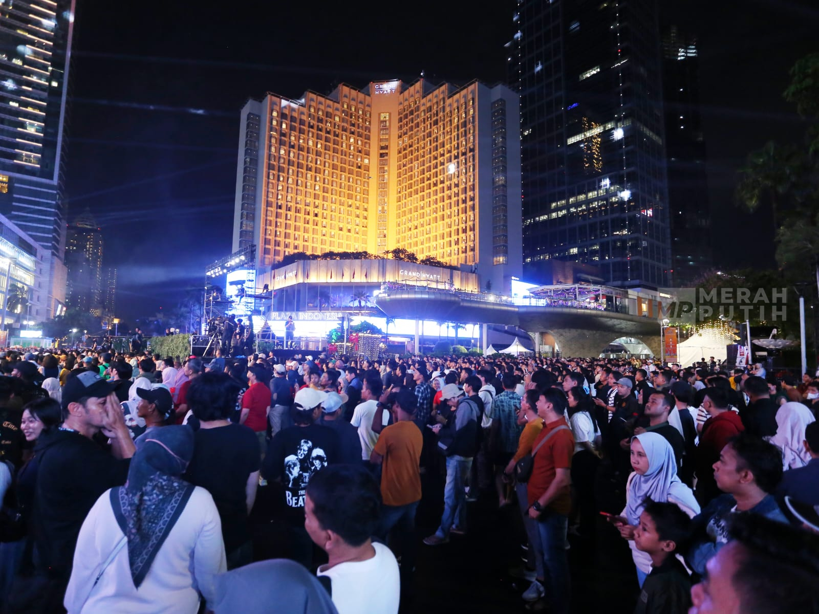 Warga Padati Panggung Perayaan Malam Pergantian Tahun Baru 2026 di Bundaran HI Jakarta