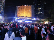 Warga Padati Panggung Perayaan Malam Pergantian Tahun Baru 2026 di Bundaran HI Jakarta