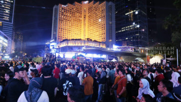Warga Padati Panggung Perayaan Malam Pergantian Tahun Baru 2026 di Bundaran HI Jakarta