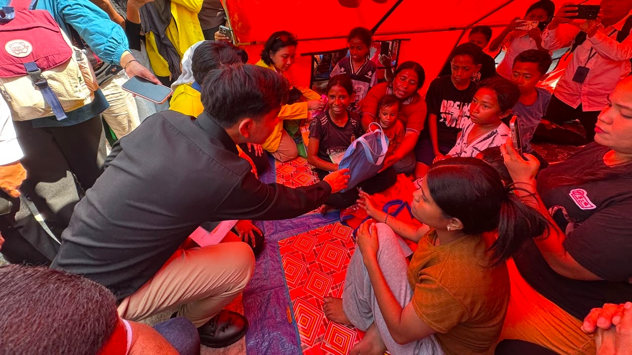 Gibran Kunjungi SD Inpres Wairklau, Cek Kondisi Pengungsi dan Anak-anak Terdampak Bencana