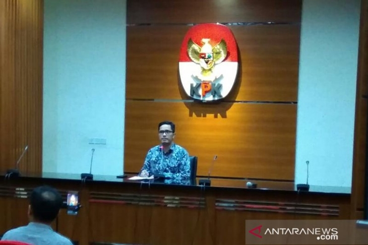 Juru Bicara KPK Febri Diansyah saat jumpa pers di gedung KPK, Jakarta, Senin (14/10/2019) terkait penetapan mantan Bupati Seruyan Darwan Ali sebagai tersangka. (Antara/Benardy Ferdiansyah)