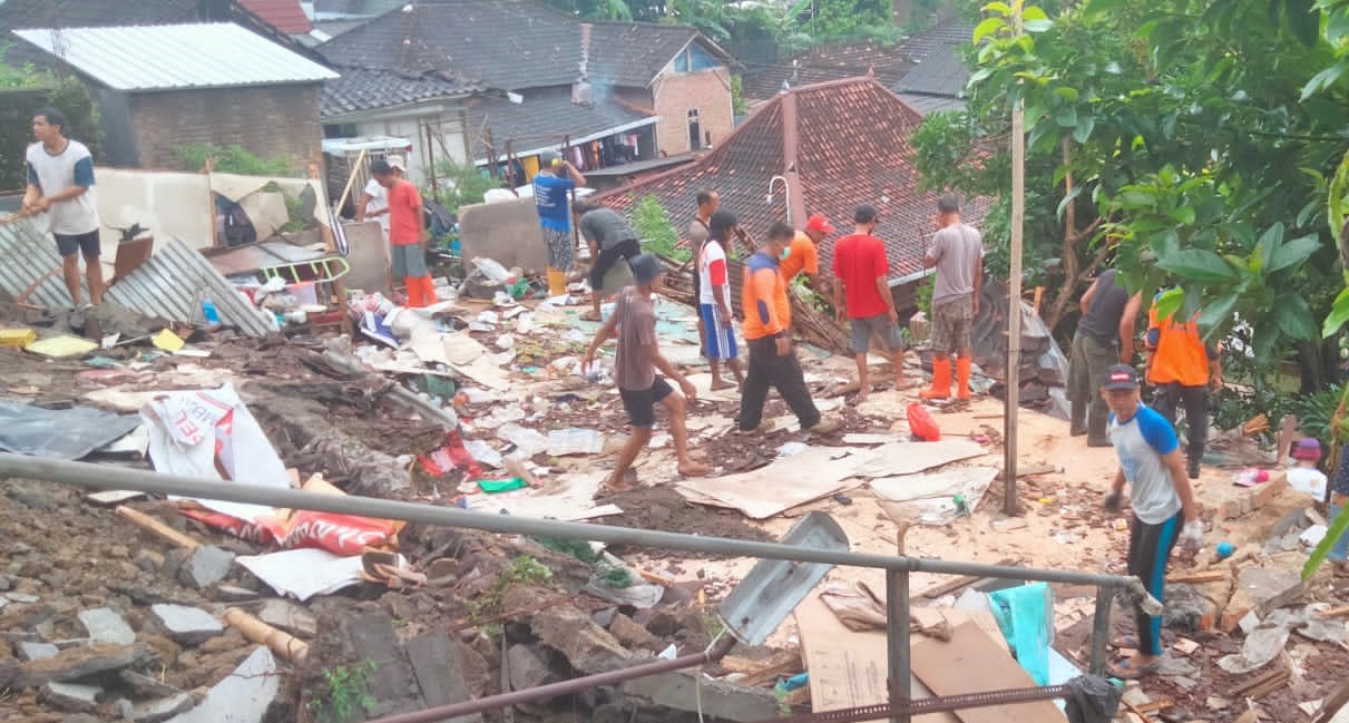 Rumah warga Dukuh Cubluk Kelurahan Giritirto Kecamatan/Kabupaten Wonogiri rusak berat akibat tanah longsor, Selasa (23/11). (MP/Ismail)