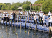 Siswa SMK Jayawisata 1 Rela Kotor Tanam Mangrove Atasi Abrasi Jakarta