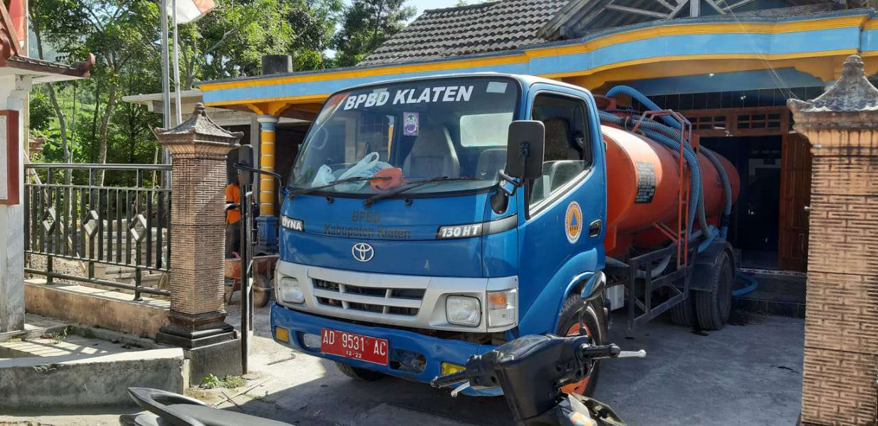 BPBD Klaten, Jawa Tengah memberikan bantuan air bersih ke rumah warga di Desa Bandungan dan Desa Temuireing, Kecamatan Jatinom, Kabupaten Klaten, Jawa Tengah, Minggu (23/6). (MP/Ismail) 