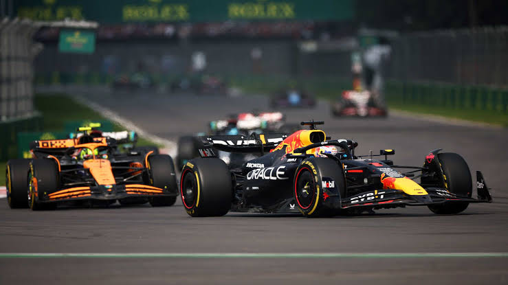Terlibat Insiden dengan Norris, Verstappen Keluhkan F1 RB20 yang Lambat