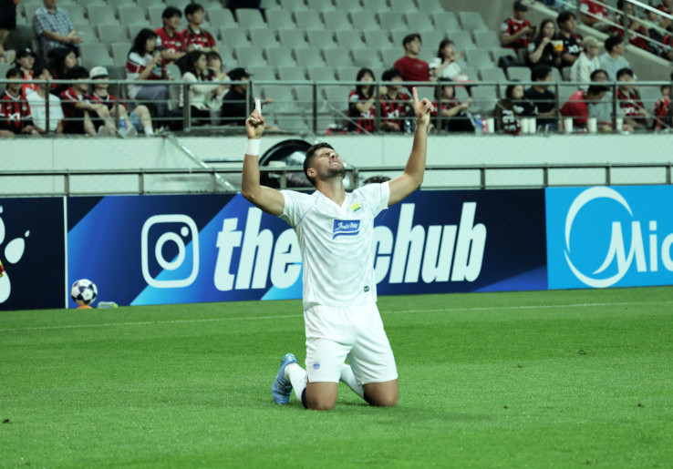 Terjangan Horor Kiper FC Seoul Tak Bikin Julio Cesar Cedera, Fit Lawan Persijap