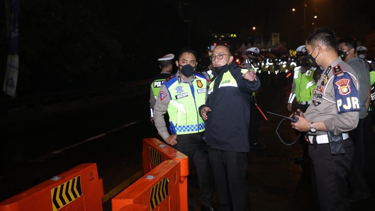 Dir Lantas Polda Metro Jaya Kombes. Pol. Sambodo Purnomo Yogo, S.I.K., M.T.C.P. memimpin Operasi Kepolisian Ketupat Jaya 2021, dalam rangka Penyekatan Jalan Tol untuk Larangan Mudik Lebaran Tahun 2021 di Titik penyekatan Cikarang Barat.