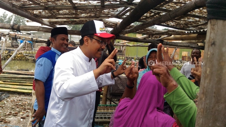 Gus Ipul saat blusuka ke kampung nelayan di Surabaya. (MP/Budi Lentera)