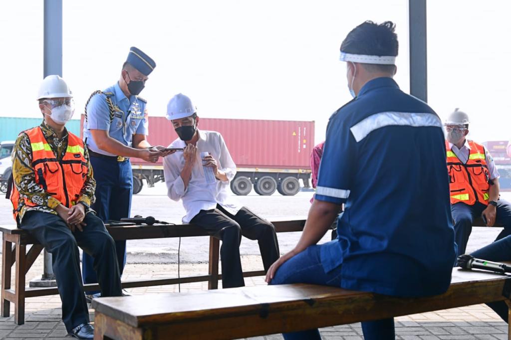 Presiden Jokowi di Terminal Peti Kemas Jakarta. (Foto: Sekretariat Presiden)