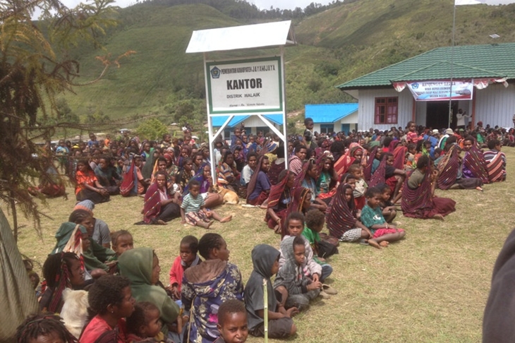 Anak usia sekolah di Walaik saat bergabung dengan orang tua pada satu kesempatan. (ANTARA/Marius Frisson Yewun)