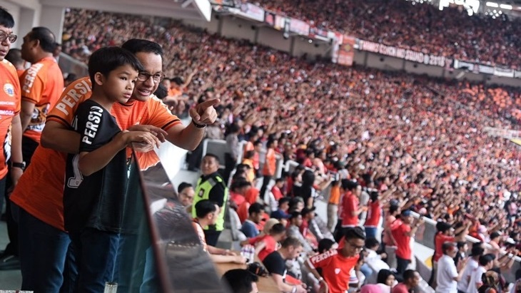 Gubernur Anies bersama putranya Ismail saat menyaksikan laga Persija vs Mitra Kukar di SUGBK, Jakarta (Foto: Twitter @aniesbaswedan)