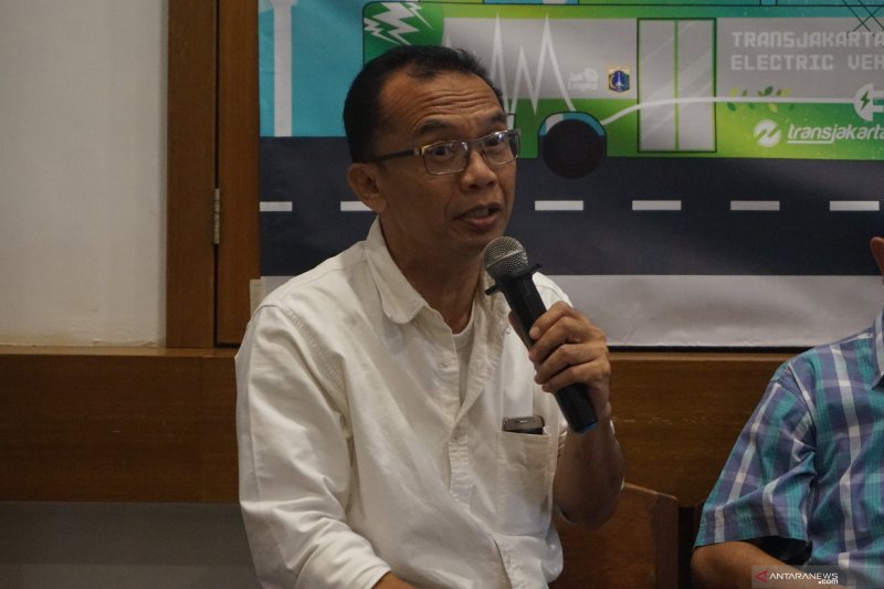 Pengamat Tata Kota, Yayat Supriatna, berbicara dalam acara diskusi bertajuk ‘Kesiapan Bus Listrik Mengaspal di Jakarta’ di kawasan Cikini, Jakarta Pusat, Minggu (23/6/2019). (ANTARA/Aria Cindyara)	