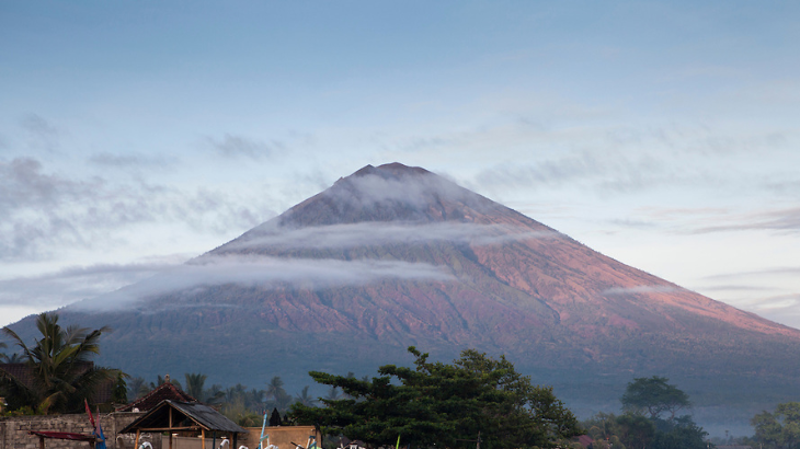 Masyarakat Bali Membaur Bantu Pengungsi Gunung Agung