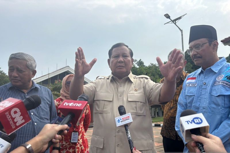 Presiden RI Prabowo Subianto saat menyampaikan keterangan di Sekolah Rakyat Menengah Atas (SRMA) 10 Jakarta, Kamis (11/9/2025). (ANTARA/Mentari Dwi Gayati)