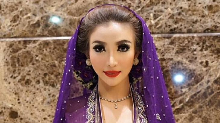 Anggunnya Roro Fitria dalam Balutan Kebaya