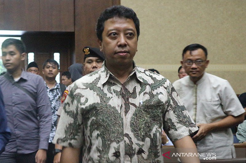 Eks Ketua Umum PPP Romahurmuziy keluar dari penjar