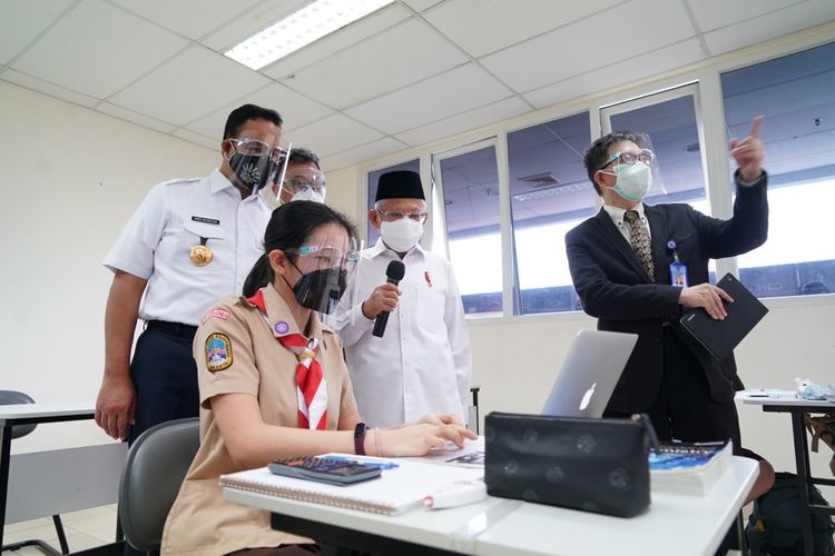 Wakil Presiden Ma'ruf Amin didampingi Gubernur DKI Jakarta Anies Baswedan saat melakukan peninjauan pembelajaran tatap muka (PTM) ke sejumlah sekolah di DKI Jakarta, Rabu (8/9). Foto: KIP/Setwapres