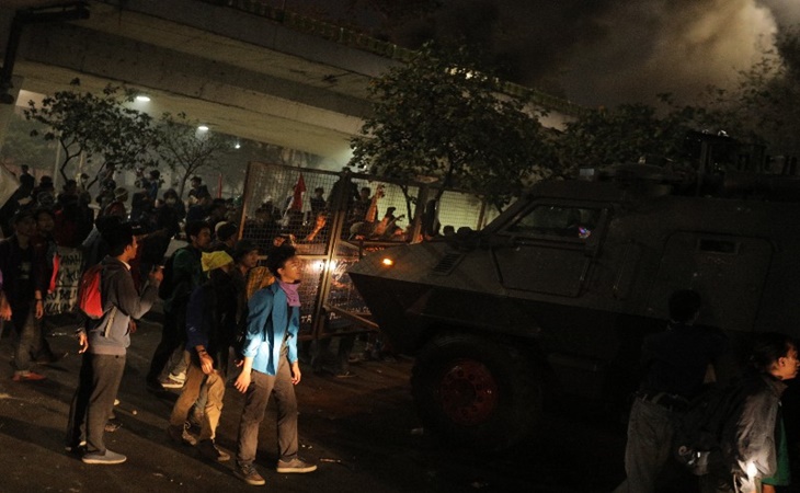 Aksi para mahasiswa mulai dihadap aparat kepolisian dengan water cannon
