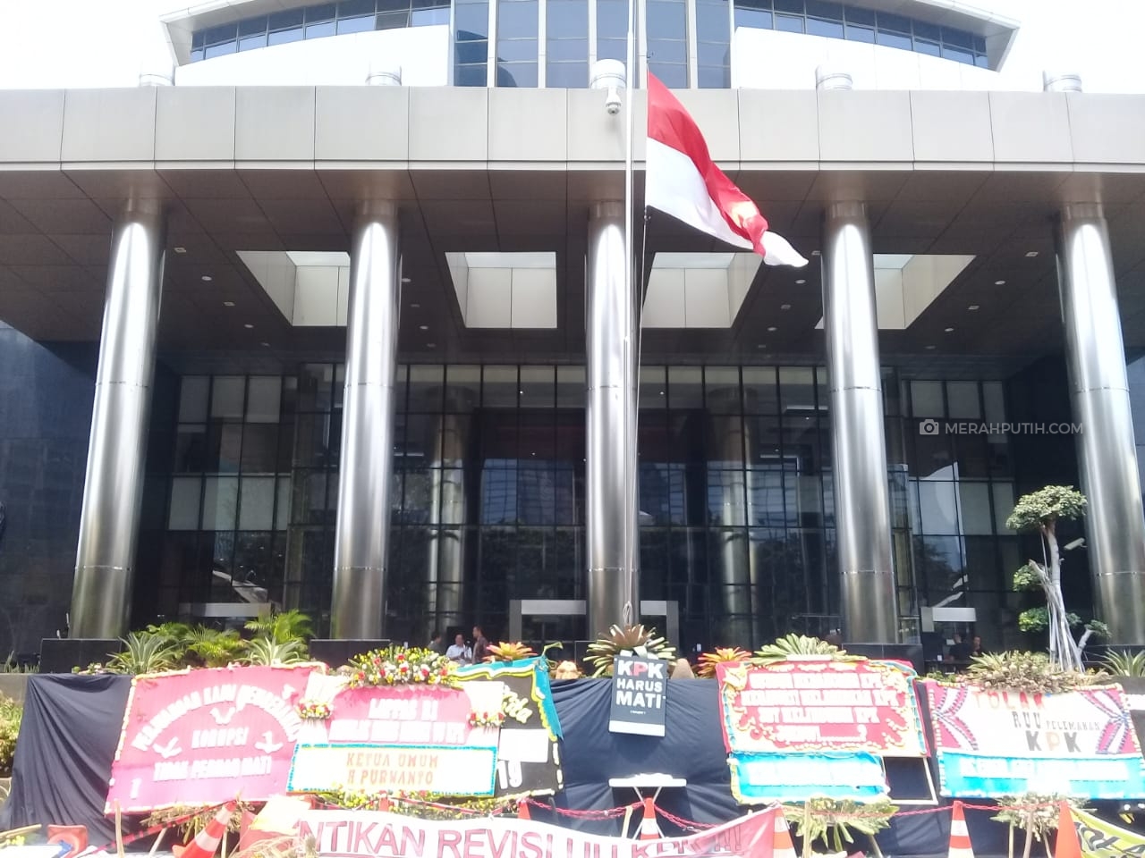 KPK Kibarkan Bendera Setengah Tiang untuk Hormati BJ Habibie