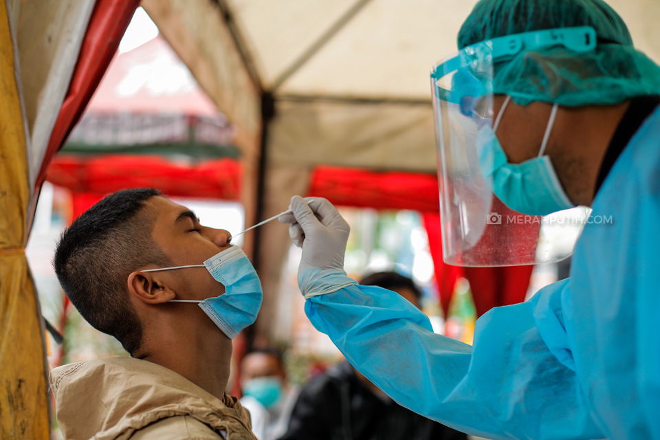 Swab Antigen Calon Penumpang di Terminal Kalideres