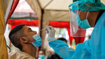 Swab Antigen Calon Penumpang di Terminal Kalideres
