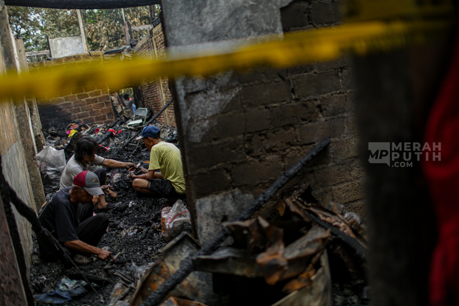 Warga Mengais Sisa Kebakaran di Pemukiman Kebon Manggis Jakarta