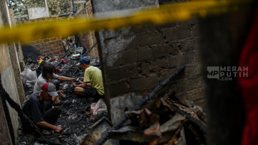 Warga Mengais Sisa Kebakaran di Pemukiman Kebon Manggis Jakarta